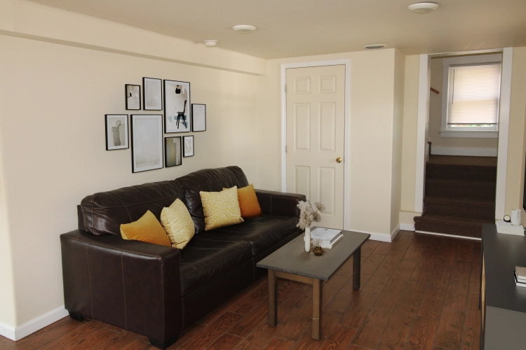 Indiana PA Apartment - 1295 Poplar Ave: Living Room
